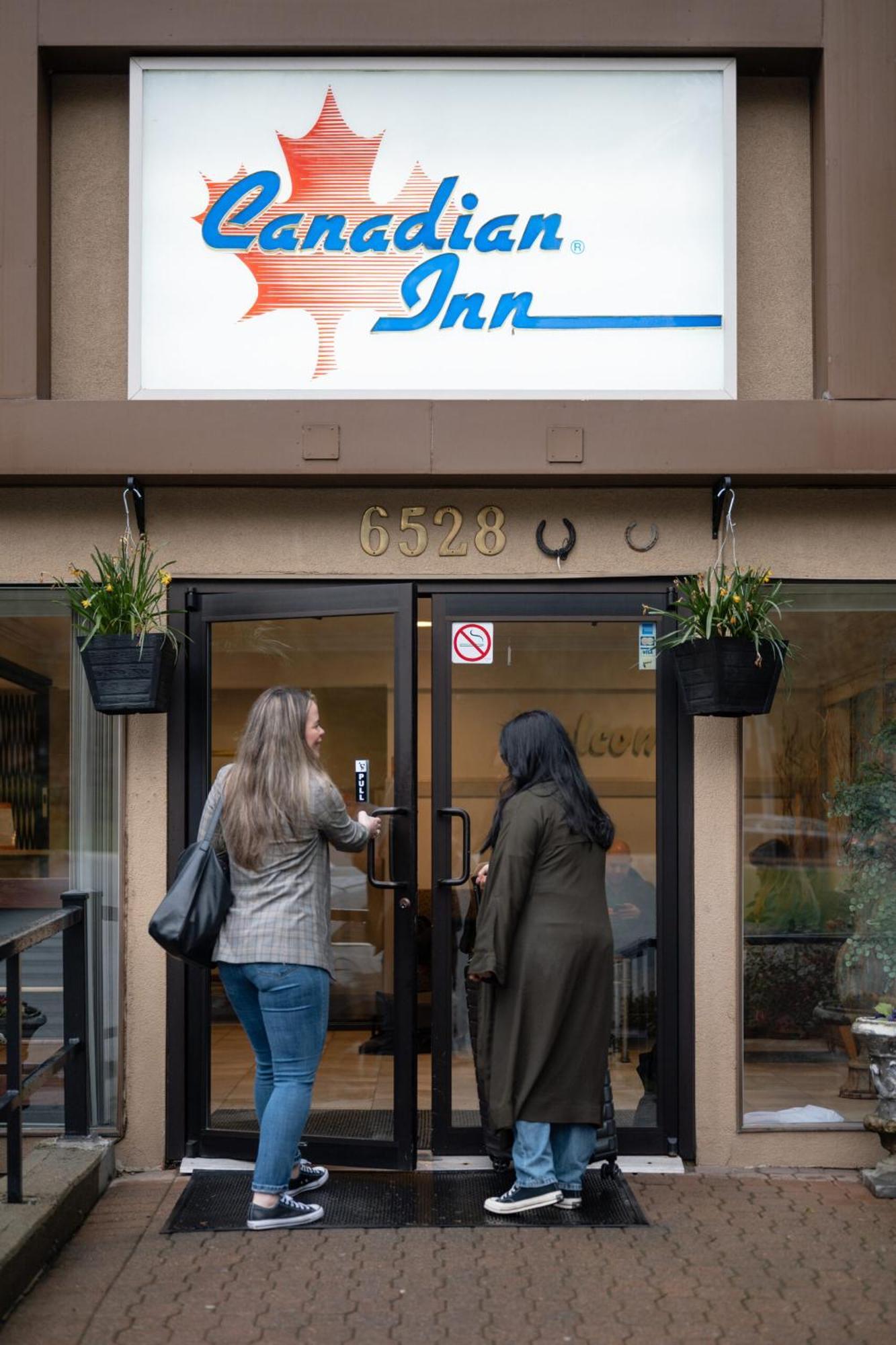 סארי Canadian Inn מראה חיצוני תמונה